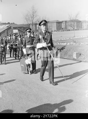 Die Polizei-Air-Auszubildenden Gehen Mit Britischen Kameraden Aus. Mitglieder des 50. Eintritts der Aurcraft-Lehrlinge, der Royal Air Force und der RAF-Lehrlinge des Polnischen Resettlement Corps nahmen heute (Mittwoch) an einer gemeinsamen Ausscheidungsparade in der RAF-Station Halton, Bucks Teil. 200 Jungen, zusammen mit der Pfeife und der Fife Band und dem neuen Ziegenmaskottchen Lewis II., waren auf einer Parade, um von Air Marshall Sir Ralph S. inspiziert zu werden SORLEY, KCB, OBE, DSC, DFC, Air Officer, Chief, Technical Training Command. März 1948 Stockfoto