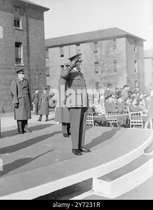 Die Polizei-Air-Auszubildenden Gehen Mit Britischen Kameraden Aus. Mitglieder des 50. Eintritts der Aurcraft-Lehrlinge, der Royal Air Force und der RAF-Lehrlinge des Polnischen Resettlement Corps nahmen heute (Mittwoch) an einer gemeinsamen Ausscheidungsparade in der RAF-Station Halton, Bucks Teil. 200 Jungen, zusammen mit der Pfeife und der Fife Band und dem neuen Ziegenmaskottchen Lewis II., waren auf einer Parade, um von Air Marshall Sir Ralph S. inspiziert zu werden SORLEY, KCB, OBE, DSC, DFC, Air Officer, Chief, Technical Training Command. März 1948 Stockfoto