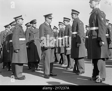 Die Polizei-Air-Auszubildenden Gehen Mit Britischen Kameraden Aus. Mitglieder des 50. Eintritts der Flugzeugauszubildenden, der Royal Air Force und der RAF-Auszubildenden des Polnischen Resettlement Corps nahmen heute (Mittwoch) an einer gemeinsamen Ausscheidungsparade auf der RAF-Station Halton, Bucks Teil. 200 Jungen, zusammen mit der Pfeife und der Fife Band und dem neuen Ziegenmaskottchen Lewis II., waren auf einer Parade, um von Air Marshall Sir Ralph S. inspiziert zu werden SORLEY, KCB, OBE, DSC, DFC, Air Officer, Chief, Technical Training Command. März 1948 Stockfoto