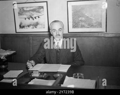 Air Marshal Collier Der Zweite Air Chief Tritt Zurück. Air Vice-Marshall Sir Conrad Collier hat gestern Abend seinen Job als Controller für technische und operative Dienste in Höhe von 2.250 Pfund im Jahr zurückgetreten. Ministerium für Zivilluftfahrt. Der Rücktritt erfolgte aufgrund der Unstimmigkeit von Sir Conrad mit anderen hohen Beamten. Sie tritt ab dem 16. März in Kraft und kam als Überraschung für das Ministerium. 20. Februar 1948. Stockfoto