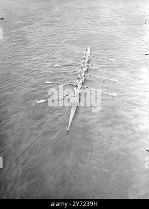 Cambridge am Tideway. Die Cambridge Eight, die am 27. März für das Boat Race trainiert wurden, hatten ihren ersten Ausflug auf dem tideway in Putney heute Morgen (Montag). März 1948. Stockfoto