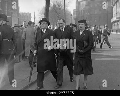 Russischer Botschafter Nimmt Am Masaryk-Dienst Teil. Heute (Donnerstag) fand in St. Margaret's Westminster eine Gedenkfeier für Herrn Jan Masaryk, tschechoslowakischer Außenminister, statt. Die Veranstaltung wurde von M. E. Mons Bohuslav Kratochvil, dem tschechoslowakischen Botschafter, organisiert. Das Bild zeigt:H. E Mont. G. N Zaroubin Botschafter der Sowjetunion geht mit Frau Zaroubin nach dem heutigen Gottesdienst in St. Margaret's. März 1948. Stockfoto