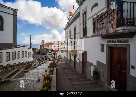 FIRGAS, GRAN CANARIA, SPANIEN - 30. JULI 2024: Ein schöner Springbrunnen an der Promenade - Paseo de Canarias. Firgas ist eine kleine Stadt, die ich gegründet habe Stockfoto