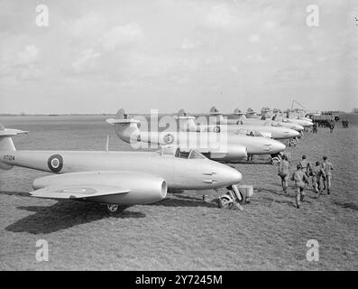 Ausgerüstet mit dem Meteor IV Jet Jäger gab der schnellste Squadron-Dienst in den Weltgeschwadern der RAF heute (Donnerstag) praktische Demonstrationen von Formationsfliegen, Abfangen und Akrobatik auf der RAF-Station Horsham St Face bei Norwich. Der Meteor IV hat fast doppelt so viel Macht wie sein Vorgänger, der Meteor Mark III, und seine Einführung in das Kampfkommando stellt einen großen Fortschritt in der Hauptsicherung dieses Landes vor Luftangriffen dar. Das Bild zeigt: „Scramble“-Piloten eilten heute während der Übungsabhörung zu ihren Maschinen in der RAF-Station Horsham St Faith. 1 Stockfoto