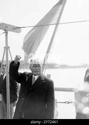 Das erste Schiff, das jemals die Flagge der Union of Burma in Großbritannien führte, hieß heute s.s Chinthe in Marvin's Yard, West Cowes, IOW. Die Namenszeremonie und das Heben der Fahnenflagge durch H. E Sir Joseph Muang Gyee, Botschafter der Union von Birma in London. 30. März 1948 Stockfoto