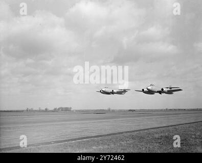 Ausgerüstet mit dem Meteor IV Jet Jäger gab der schnellste Squadron-Dienst in den Weltgeschwadern der RAF heute (Donnerstag) praktische Demonstrationen von Formationsfliegen, Abfangen und Akrobatik auf der RAF-Station Horsham St Faith bei Norwich. Der Meteor IV hat fast doppelt so viel Macht wie sein Vorgänger, der Meteor Mark III, und seine Einführung in das Kampfkommando stellt einen großen Fortschritt in der Hauptsicherung dieses Landes vor Luftangriffen dar. April 1948 Stockfoto