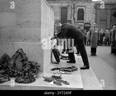 Der 77. General Sir Hubert Gough, der heute (Sonntag) die 5. Armee im St. Quentin-Sektor der Westfront befehligte, legte einen Kranz auf das Cenotaph, um an diese tapfere Aktion zu erinnern. Der deutsche Durchbruchversuch in St. Quentin wurde heute vor dreißig Jahren durch den "Fünften" gestoppt. Das Bild zeigt: "Dreißig Jahre danach" - General Sir Hubert Gough legt nach dem heutigen Dienst und der Zeremonie zu Ehren der Fünften Armee einen Kranz auf das Cenotaph. März 1948. Stockfoto