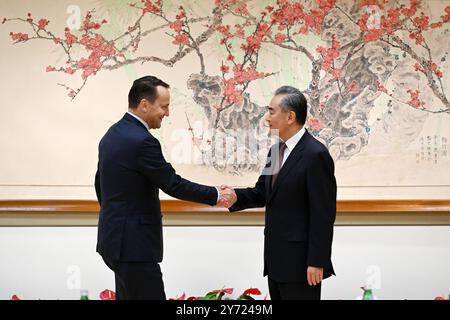 New York, polnischer Außenminister Radoslaw Sikorski am Rande der UN-Generalversammlung in New York. September 2024. Der chinesische Außenminister Wang Yi, auch Mitglied des Politbüros des Zentralkomitees der Kommunistischen Partei Chinas, trifft sich am 26. September 2024 mit dem polnischen Außenminister Radoslaw Sikorski am Rande der UN-Generalversammlung in New York. Quelle: Li Rui/Xinhua/Alamy Live News Stockfoto