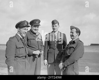 Ausgerüstet mit dem Meteor IV Jet Jäger gab der schnellste Squadron-Dienst in den Weltgeschwadern der RAF heute (Donnerstag) praktische Demonstrationen von Formationsfliegen, Abfangen und Akrobatik auf der RAF-Station Horsham St Face bei Norwich. Der Meteor IV hat fast doppelt so viel Macht wie sein Vorgänger, der Meteor Mark III, und seine Einführung in das Kampfkommando stellt einen großen Fortschritt in der Hauptsicherung dieses Landes vor Luftangriffen dar. April 1948 Stockfoto