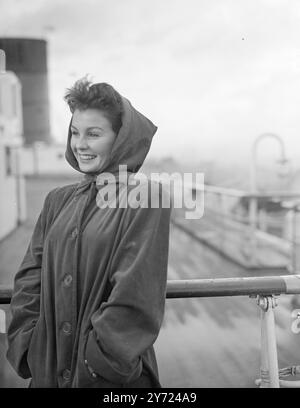 Zurück in Großbritannien nach ihrer Weltreise mit der „Blue Lagoon“, ist Jean Simmons, der von New York aus nach Southampton kam, an Bord des weißen Sternenschiffes „Queen Elizabeth“ von Cunard. Während ihrer viermonatigen Abwesenheit feierte Jean, die fast 30.000 Meilen geflogen ist, ihren 19. Geburtstag auf der Südseeinsel. Während seines Aufenthalts in den USA tourte Jean durch die Hollywood-Studios und spielte als „Stand in“ für Mr. J Arthur Rang bei den jährlichen Academy Awards-Zeremonien. Das Bild zeigt: "jeannie mit ihrer hellbraunen Haut", sogar eingewickelt gegen das kalte englische Wetter, Jean Stockfoto