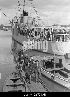 Das erste Schiff, das jemals die Flagge der Union of Burma in Großbritannien führte, hieß heute s.s Chinthe in Marvin's Yard, West Cowes, IOW. Die Namenszeremonie und das Heben der Fahnenflagge durch H. E Sir Joseph Muang Gyee, Botschafter der Union von Birma in London. 30. März 1948 Stockfoto