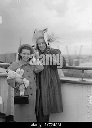 Sie kommen heute (Donnerstag) von New York aus in Southampton an Bord des weißen Sternenhimmels „Queen Elizabeth“ If 11 Harold, Margaret O'Brien, die 625 £ pro Woche verdient, weil sie ihre ausdrucksstarken Zöpfe in Hollywood-Bildern schüttelt. Offiziell ist Margaret, die von ihrer Mutter Mrs. Gladys O'Brien begleitet wird, hier auf Urlaub, aber es wird Gerüchten zufolge ein Foto gemacht. Das Bild zeigt: Die 11-jährige Margaret und ihre Mutter schenken heute ein einladendes Lächeln in Southampton. April 1948 Stockfoto