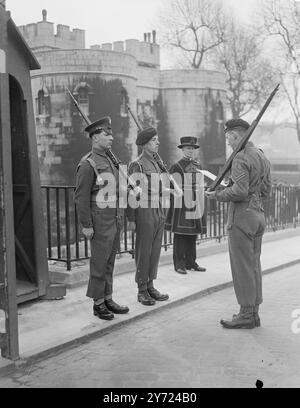 Ein Kontingent des 98th Heavy Anti-Aircraft Regiment of Royal Artillery übernahm heute (Mittwoch) die Wachdienste im Tower of London von den Scots Guards. Das ist das erste in der Geschichte des R.. A, dass Schützen die Infanterie im Tower ersetzt haben. Ein spezieller Standard für die Okasion wird über den Turm fliegen, bis die Schützen am 21. April wieder ausziehen. Das Bild zeigt: Ein R.. Ein Korporal gibt den Wachen der neuen Wache Anweisungen, während ein Tower 'Beefeater' nach dem Wechsel heute zusieht. 31. März 1948 Stockfoto