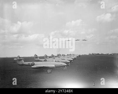 Ausgerüstet mit dem Meteor IV Jet Jäger gab der schnellste Squadron-Dienst in den Weltgeschwadern der RAF heute (Donnerstag) praktische Demonstrationen von Formationsfliegen, Abfangen und Akrobatik auf der RAF-Station Horsham St Face bei Norwich. Der Meteor IV hat fast doppelt so viel Macht wie sein Vorgänger, der Meteor Mark III, und seine Einführung in das Kampfkommando stellt einen großen Fortschritt in der Hauptsicherung dieses Landes vor Luftangriffen dar. April 1948 Stockfoto