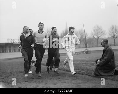 Großbritanniens berühmter Mittelstreckenläufer Sydney Wooderson, der erklärt hat, dass er bei den Olympischen Spielen 1948 definitiv nicht antreten wird, tut das nächstbeste. Nach einem Geschäft im Büro seines städtischen Anwalts geht er zum Paddington Recreation Ground, um Athleten, die sich für die Olympiasiegerauswahl bewerben, wertvolle Trainingshinweise zu geben. Das Bild zeigt: Sydney Wooderson kniet neben der Strecke, während er auf dem Paddington Recreation Ground olympische „mögliche“ Mittelstreckenläufer anpreist. April 1948. Stockfoto