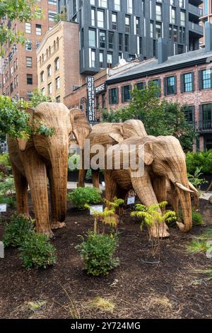 Die Skulpturen der Great Elephant Migration im Fleischverpackungsviertel von Manhattan NYC Stockfoto