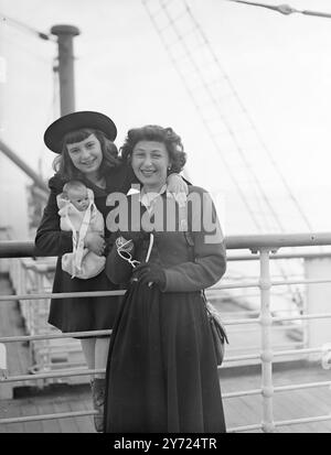 Nach der Ankunft in Southampton von New York, an Bord des Cunard White Star Liner Mauretania, ist Mrs. Claude Raines - die Frau des Hollywood-Filmschauspielers, und ihre kleine Tochter Jennifer mit ihrer untrennbaren Gefährtin Suzan. Sie sind hier, um sich Herrn Raines anzuschließen, der in diesem Land einen Film dreht. Das Bild zeigt: 'Seereise für Suzan' die kleine Jennifer Raines hält sich an Dolly 'Suzan' fest, der mit ihr über 5.000 Meilen zurückgelegt hat - als sie heute (Freitag) einen Blick auf England mit Mrs. Raines an Bord der Mauretania in Southampton bekommt. April 1948. Stockfoto