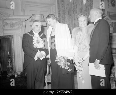 Vertreter aus England, Irland, Schottland und Wales trafen sich heute Abend (Mittwoch) mit Frau Elanor Roosevelt im Mansion House in London, als Mitglieder der National Association of Girls' Clubs und Mixed Clubs zu Gast des Lord Mayor of London (Sir Frederick Wells) und Lady Wells waren. Das Bild zeigt: Von links nach rechts: Sir Frederick Wells (Lord Mayor of London); Mrs. Roosevelt; Baroness Ravendale von The Nat. Association of the Girls Clubs and Mixed Clubs; und Mr. Laurence Cadbury unterhalten sich heute Abend im Mansion House. April 1948. Stockfoto