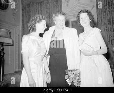 Vertreter aus England, Irland, Schottland und Wales trafen sich heute Abend (Mittwoch) mit Frau Elanor Roosevelt im Mansion House in London, als Mitglieder der National Association of Girls' Clubs und Mixed Clubs zu Gast des Lord Mayor of London (Sir Frederick Wells) und Lady Wells waren. Das Bild zeigt: Von links nach rechts: Mary Johnston aus Tarent, East Scotland; Mrs. Roosevelt; und Miss Ruth Beatie aus Carrickfergus, N. Irland, die N.. Irreland, unterhalten Sie sich während der Veranstaltung im Herrenhaus, heute Abend (Mittwoch). April 1948. Stockfoto