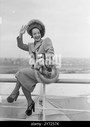 Carmen Miranda, die „mexikanische Bombshell“, die in Amerika jährlich mehr als 50.000 Pfund verdient, kam in Southampton in den USA an Amerika von New York heute (Mittwoch). Ihre unbändige Persönlichkeit wird sie in einer vierwöchigen Show vom 26. April im London Paladium einpacken. Das Bild zeigt: Carmen Miranda, trägt einen neuen Anzug aus Tweed und Plateau-Schuhe, winkt eine Begrüßung von der Schiene von S. Amerika in Southampton, heute. (Mittwoch). April 1948 Stockfoto