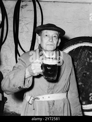 Mann mit einem Bier im Blue Anchor in Helston, Cornwall, England. 11. April 1956 Stockfoto