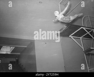 Im Privatleben gehört Frau St Aubyn Hubbard, die Mutter einer zweieinhalb Jahre alten Tochter Denise Newman aus Cambridge, zu unseren größten Hoffnungen für die bevorstehenden Olympischen Spiele. Denise ist eine Siegerin auf der hohen Plattform bei den jüngsten Vorversuchen in Blackpool und Expertin für die kompliziertesten Entwicklungen der 10-Meter-Tauchgänge, die den höchsten Tarifwert für Frauen in den Spielen haben. Für ihre Ausbildung taucht Denise in Finsbury Baths, London. April 1948 Stockfoto