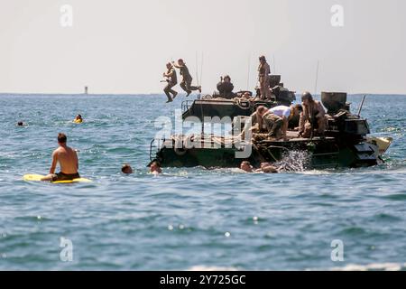 US-Marines mit dem 3. Assault Amphibian Battalion springen während einer jährlichen Surfqualifikation im Camp Pendleton von einem Amphibious Assault Vehicle (AAV) Stockfoto