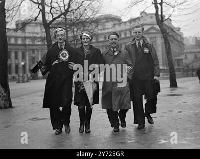 INVASION DER Arbeiter des NORDENS am frühen Morgen in London waren überrascht zu sehen, wie Tausende von Menschen Rosetten auf sich trugen, die viele Farben hatten. Unter ihnen waren Anhänger von EVERTON F.C., die früh in die Stadt gekommen waren, um sicher zu sein, nicht zu spät für das Spiel zwischen FULHAM F.C.und EVERTON F.C.in Craven Cottage in der fünften Runde des F.A.Cup heute (Samstag) zu sein. DAS BILD ZEIGT: 'DIE MALL HINUNTER ZUM PALAST'. Everton-Fans fotografierten in der Mall auf dem Weg zum Buckingham Palace, um die Sehenswürdigkeiten zu sehen, bevor sie das Merseyside-Team an diesem Nachmittag anfeuern. Feb Stockfoto