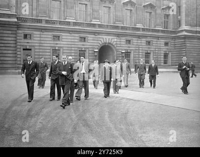 Die Wallabies Am Ort. Mitglieder der australischen Rugby union, die dieses Land besuchten, wurden heute Morgen (Mittwoch) von ihren majesties, dem König und der Königin im Buckingham Palace empfangen. Das Bild zeigt: Die Wallabies überqueren den Innenhof des Buckingham Palace, nachdem sie heute Morgen vom König und der Königin empfangen wurden. 11. Februar 1948 Stockfoto