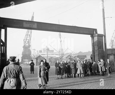 Charwomen Nehmen An Den Streiks Der Werft Teil. Charwomen beschäftigte sich in den Linienschiffen Britannic, Orbits und Empress of Canada weigerte sich, die Arbeit in Liverpool heute Morgen einzustellen. Sie unterstützen 7000 Schiffsreparaturmänner, die aus Protest gegen eine Entscheidung über die Bezahlung die Arbeit an fünf großen Linienschiffen eingestellt haben. Das Bild zeigt: Arbeiterinnen, die heute auf dem Gladstone Graving Dock in Liverpool abgebildet wurden, nachdem sie beschlossen hatten, die Männer zu unterstützen. 11. Februar 1948 Stockfoto