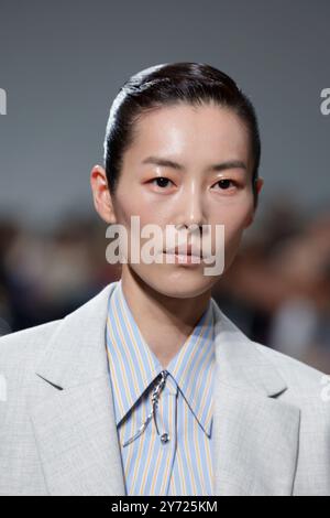 Paris, Frankreich. September 2024. Ein Model ist auf dem Catwalk der Rabanne Fashion Show während der Frühjahr Sommer 2025 Collections Fashion Show auf der Paris Fashion Week am 25. September 2024 zu sehen (Foto: Jonas Gustavsson/SIPA USA) Credit: SIPA USA/Alamy Live News Stockfoto