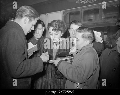 Vorbeifahren. Die US-amerikanische Filmschauspielerin Jennifer Jones, die Star von „The Song of Bernadette“, kam mit ihren 2 Söhnen Robert, 7, und Michael, 6, in Victoria an. heute Abend. Sie sind seit 3 Monaten in der Schweiz unterwegs und werden sich der „Queen Mary“ in Southampton auf dem Weg zurück nach Hollywood anschließen. Das Bild zeigt: Jennifer Jones signiert Autogramme. 11. Februar 1948 Stockfoto