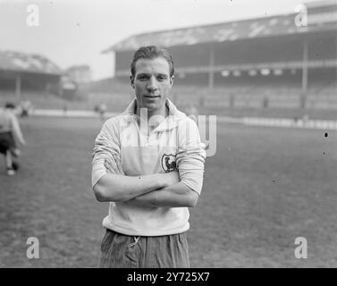 Zwei Verabredungen Mit Den Heiligen. Tottenham Hotspur F. C, der am Samstag Southampton in der White Hart Lane in einem Ligaspiel unterhält und eine Woche später nach Southampton reist, um das gleiche Team in der sechsten Runde des F. zu treffen A Cup, trainiert intensiv auf ihrem Londoner Gelände. Das Bild zeigt: Eddie BailyTottenham Hotspurs Inside Forward, der rechts und links des Feldes gleichermaßen zu Hause ist. 18. Februar 1948. Stockfoto