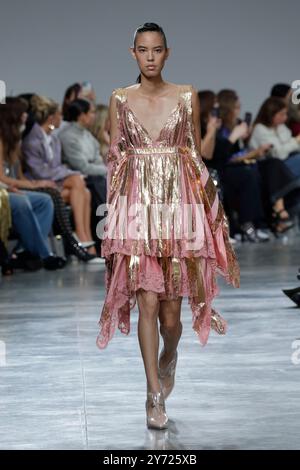 Paris, Frankreich. September 2024. Ein Model ist auf dem Catwalk der Rabanne Fashion Show während der Frühjahr Sommer 2025 Collections Fashion Show auf der Paris Fashion Week am 25. September 2024 zu sehen (Foto: Jonas Gustavsson/SIPA USA) Credit: SIPA USA/Alamy Live News Stockfoto