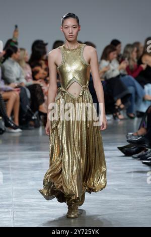 Paris, Frankreich. September 2024. Ein Model ist auf dem Catwalk der Rabanne Fashion Show während der Frühjahr Sommer 2025 Collections Fashion Show auf der Paris Fashion Week am 25. September 2024 zu sehen (Foto: Jonas Gustavsson/SIPA USA) Credit: SIPA USA/Alamy Live News Stockfoto