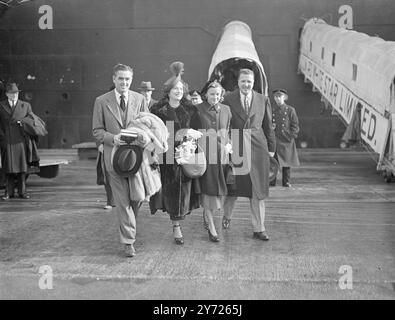 Queen Mary Quartett. Dieses lächelnde Quartett kommt heute (Dienstag) von New York aus auf dem Cunard-White Star Liner Queen Mary in Southampton an und ist von links nach rechts: Mr. Lucien Ballard; Mrs. Ballard; Merle Oberon, der Filmstar, und Mrs. Und Mr. Henry Ford II. 10. Februar 1948 Stockfoto