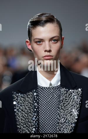 Paris, Frankreich. September 2024. Ein Model ist auf dem Catwalk der Rabanne Fashion Show während der Frühjahr Sommer 2025 Collections Fashion Show auf der Paris Fashion Week am 25. September 2024 zu sehen (Foto: Jonas Gustavsson/SIPA USA) Credit: SIPA USA/Alamy Live News Stockfoto