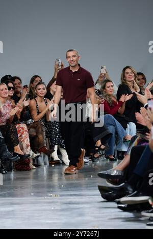 Paris, Frankreich. September 2024. Ein Model ist auf dem Catwalk der Rabanne Fashion Show während der Frühjahr Sommer 2025 Collections Fashion Show auf der Paris Fashion Week am 25. September 2024 zu sehen (Foto: Jonas Gustavsson/SIPA USA) Credit: SIPA USA/Alamy Live News Stockfoto