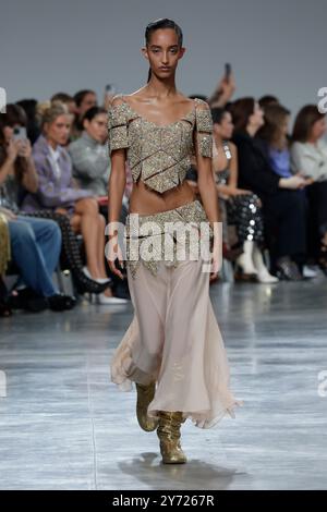 Paris, Frankreich. September 2024. Ein Model ist auf dem Catwalk der Rabanne Fashion Show während der Frühjahr Sommer 2025 Collections Fashion Show auf der Paris Fashion Week am 25. September 2024 zu sehen (Foto: Jonas Gustavsson/SIPA USA) Credit: SIPA USA/Alamy Live News Stockfoto