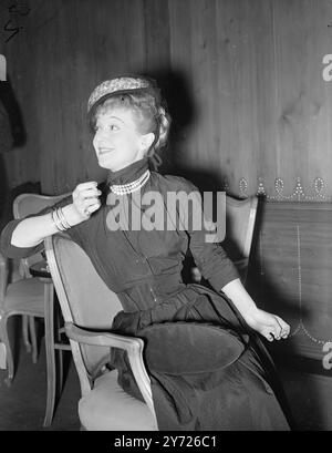 Bei ihrem ersten Besuch in London wurde der französische Film- und Bühnenstar Edwige Feuillere in dem Film Woman Hater erwartet. Groß, mit kornfarbenen Haaren und blau-grauen Augen Edwige ist sehr „New Lookish“ und bevorzugt Ballettkleider in Marineblau und schwarzem Samt. Das Bild zeigt: Screen Star Edwige trägt einen Perlmutt und Diamanten mit ihrem schwarzen Taffeta-Rock bei einem Empfang zu Ehren im Savoy Hotel. 4. Februar 1948 Stockfoto