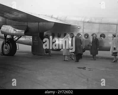 Der Herzog und die Herzogin von Gloucester verließen heute Morgen den Londoner Flughafen nach Ceylon, wo der Herzog im Namen des Königs die erste Sitzung des parlaments des neu geschaffenen Dominion eröffnen wird. Das Bild zeigt: An Bord des Yorker Flugzeugs des Königsflugs 'Endeavour' sind heute Morgen der Herzog und die Herzogin von Gloucester. 5. Februar 1948 Stockfoto