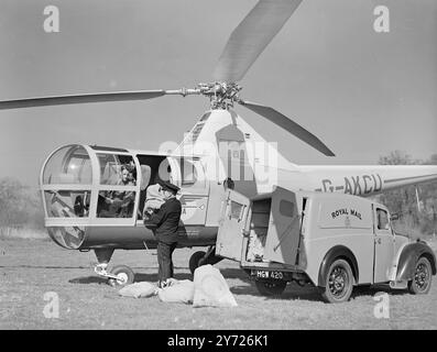 Air Mail - mit dem Unterschied. Experimente zur Vervollkommnung eines Systems, bei dem Hubschrauber eingesetzt werden, um Post an isolierten Orten im ganzen Land zu einem genauen Zeitrahmen zu transportieren, wurden heute (Mittwoch) in den Werken der Westland Aircraft Company in Yeovill, Somerset, durchgeführt. Bei der Regelung handelt es sich um eine Zusammenarbeit zwischen British European Airways und der G.P.O sowie Hubschrauber von Westland Sikorksy und Irvin-Bell. Die Experimentaleinheit der Luftpost wird von Wing Commander R.A.C Brie kontrolliert. Das Bild zeigt: Postbote Morris England von Yeovill G.P.O, der Postsäcke in einen Westlan schickt Stockfoto