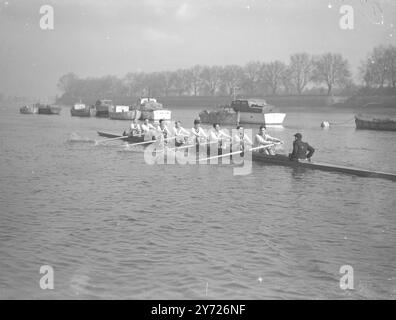 Heute (Samstag) säumten die Massen an den Osterferien den Putney-nach-Mortlake-Kurs, um Londons größte kostenlose Show zu erleben, das 94. Inter-Varsity-Bootsrennen zwischen Oxford und Cambridge. März 1948 Stockfoto