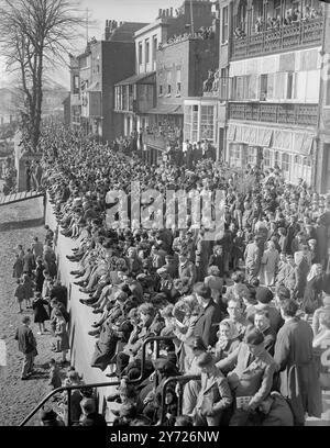 Heute (Samstag) säumten die Massen an den Osterferien den Putney-nach-Mortlake-Kurs, um Londons größte kostenlose Show zu erleben, das 94. Inter-Varsity-Bootsrennen zwischen Oxford und Cambridge. - Das Bild zeigt: "Überfüllte Bank" Eine allgemeine Ansicht der Fans entlang der Middlesex-Seite der Themse. - 27. März 1948 Stockfoto