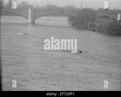 Heute (Samstag) säumten die Massen an den Osterferien den Putney-nach-Mortlake-Kurs, um Londons größte kostenlose Show zu erleben, das 94. Inter-Varsity-Bootsrennen zwischen Oxford und Cambridge. Das Bild zeigt: „50. Sieg“ die siegreiche Cambridge Crew überquert die Ziellinie fünf Längen vor Oxford Boat nach ihrer Rekordreihe auf dem zermürbenden 4 1/2 km langen Kurs. März 1948 Stockfoto