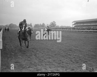 Die riesige Menge, die sich für den Ostermontagssport für das Rennen im Kempton Park entschieden hat, sah das erste Rennen auf der Karte, die Richmond Stakes, gehen zu Mr. I. Z Davis's Rokoko, geritten von K Gethin. März 1948 Stockfoto