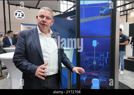 Berlin, Deutschland. September 2024. Peter Laier, Senior Executive des führenden deutschen Automobilzulieferers ZF Group, spricht in einem Interview mit Xinhua am 24. September 2024 in Berlin. ZUM THEMA „Interview: Schnelle Innovation in China fördert das Wachstum von Unternehmen“, sagt ZF Group Executive. Kredit: Yuan Hengrui/Xinhua/Alamy Live News Stockfoto