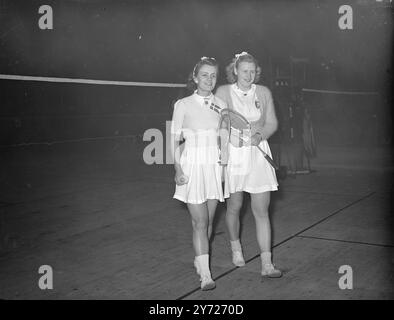 Ganz England Badminton in Harringay. Viele der besten Spieler des Kontinents sind in die Teilnahme an der All England Badminton Championship aufgenommen, die heute Nachmittag in Harringay eröffnet wurde. Das Bild zeigt: 'Dänisches Duett' Miss K Thorndahl (links) und Miss A Svendsen, vom dänischen Badminton-Team, gehen heute auf den Platz in Harringay. März 1948 Stockfoto