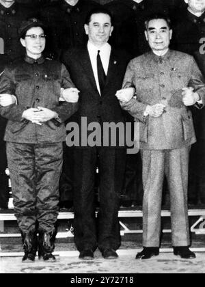 Chiang Ching ( links ) vierte Ehefrau des Vorsitzenden der Kommunistischen Partei Chinas Mao tse-Tung , steht mit Beqir Balluku , Mitglied des Politbüros des Zentralkomitees der Albanischen Partei der Arbeit , während der rot-chinesische Premierminister Chou EN-lai bei den kommunistischen Zeremonien am 14. Januar 1967 in Peking rechts steht Stockfoto