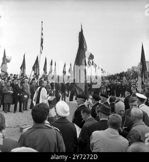 Dunkirk erinnert sich an .... - - Der Pfarrer Leslie Airken , Kaplan des Verbandes der Dunkirk-Veteranen , führt am 5 . Juni 1965 einen Gedenkgottesdienst an den historischen Stränden von Dunkirk durch , während der Zeremonien zum 25 . Jahrestag der größten Evakuierung der Welt , als 337.131 Mann der britischen Expeditonary Force im Juni 1940 von einer Armada " kleiner Schiffe " aus England gerettet wurden . Stockfoto